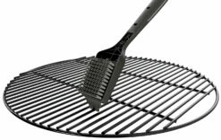 Outdoorchef Grillbürste Mit Nylonborsten Groß, 44,5 Cm 9 Outdoorchef Grillbürste Mit Nylonborsten Groß, 44,5 Cm -GrillProfi Verkaufs-Shop Outdoorchef Grillbuerste Nylonborsten gross Anwendung02