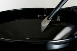 Outdoorchef Trichter-Schaber Für EASY FLIP Trichter -GrillProfi Verkaufs-Shop Outdoorchef Trichter Schaber Anwendung01