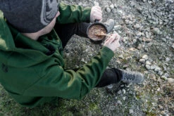 Petromax Emaille Stieltopf / 500 Ml / Schwarz -GrillProfi Verkaufs-Shop Petromax Emaille Stieltopf 500ml schwarz Lifestyle02