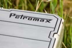 Petromax Haft-Auflage Für Kühlbox Kx25 Grau Mit Linien -GrillProfi Verkaufs-Shop Petromax Haftauflage Kuehlbox grau Linien Detail