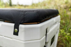 Petromax Kühlbox 25 Liter Alpenweiß - Grillfürst DEAL Inkl. Sitzkissen, Haft-Unterlage Und Einsatzkorb 22 Petromax Kühlbox 25 Liter Alpenweiß - Grillfürst DEAL Inkl. Sitzkissen, Haft-Unterlage Und Einsatzkorb -GrillProfi Verkaufs-Shop Petromax KX25 Kuehlbox Haftunterlage Sitzkissen