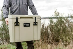 Petromax Kühlbox 25 Liter Sand - Inkl. Sitzkissen, Haft-Unterlage Und Einsatzkorb -GrillProfi Verkaufs-Shop Petromax Kuehlbox kx25 sand anwendung