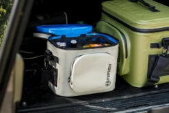 Petromax Kühltasche 8 Liter / Sandfarben -GrillProfi Verkaufs-Shop Petromax Kuehltasche 8Liter sand Lifestyle