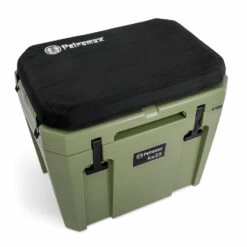 Petromax Kühlbox 25 Liter Oliv - Inkl. Sitzkissen, Haft-Unterlage Und Einsatzkorb -GrillProfi Verkaufs-Shop Petromax kx25 seat b Sitzkissen fuer Kuehlbox oliv Seat