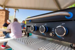 Pit Boss Plancha Grill Ultimate Plancha 3-Brenner - Mit Untergestell 27 Pit Boss Plancha Grill Ultimate Plancha 3-Brenner - Mit Untergestell -GrillProfi Verkaufs-Shop Pit Boss Planchagrill 3 Brenner Temperaturregler