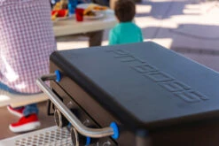 Pit Boss Plancha Grill Ultimate Plancha 3-Brenner - Mit Untergestell 32 Pit Boss Plancha Grill Ultimate Plancha 3-Brenner - Mit Untergestell -GrillProfi Verkaufs-Shop Pit Boss Ultimate Plancha 3 Brenner Deckelgriff