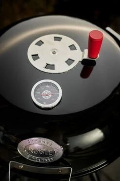 Rösle Holzkohlegrill Kugelgrill No.1 F50 Sport - FC Bayern Edition 19 Rösle Holzkohlegrill Kugelgrill No.1 F50 Sport - FC Bayern Edition -GrillProfi Verkaufs-Shop Roesle FC Bayern Deckelthermometer Logo