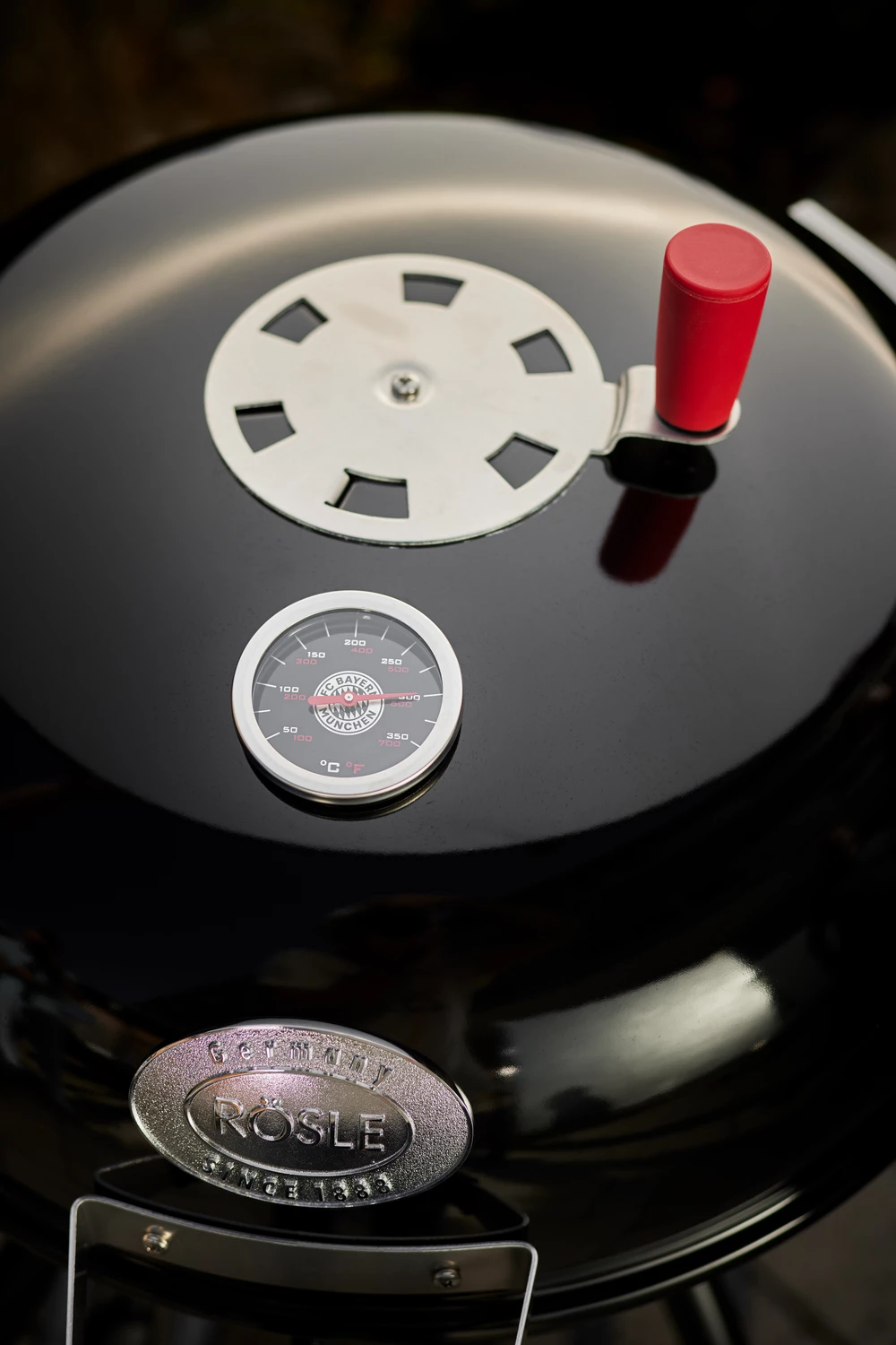 Rösle Holzkohlegrill Kugelgrill No.1 F50 Sport - FC Bayern Edition 10 Rösle Holzkohlegrill Kugelgrill No.1 F50 Sport - FC Bayern Edition – Bild 8