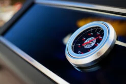 Rösle Videro G2-S VARIO+ Schwarz Gasgrill - FC Bayern Edition - Inkl. FC Bayern Abdeckhaube Und Grillbürste -GrillProfi Verkaufs-Shop Roesle FC Bayern Gasgrill Logo Deckelthermometer 4