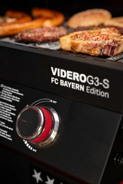 Rösle Videro G3-S VARIO+ Schwarz Gasgrill - FC Bayern Edition - Inkl. FC Bayern Abdeckhaube, Barbecue Grillzange Und Burgerpresse -GrillProfi Verkaufs-Shop Roesle Gasgrill Videro G3 S FC Bayern Edition Bedienblende 1