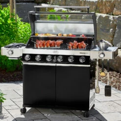 Rösle Gasgrill Videro G6-S VARIO+ Schwarz - Modell 2023 - X-DEAL Inkl. Abdeckhaube, Grillplatte Und Drehspieß -GrillProfi Verkaufs-Shop Roesle Gasgrill Videro G6 S Mood 2