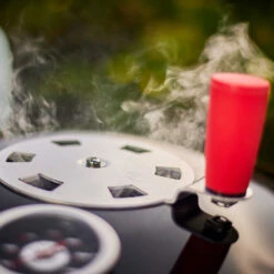 Rösle Holzkohlegrill Kugelgrill No.1 F50 Sport - FC Bayern Edition - Inkl. FC Bayern Abdeckhaube 19 Rösle Holzkohlegrill Kugelgrill No.1 F50 Sport - FC Bayern Edition - Inkl. FC Bayern Abdeckhaube -GrillProfi Verkaufs-Shop Roesle Holzkohle Kugelgrill Sport F50 FC Bayern Detail 1