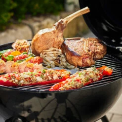 Rösle Holzkohlegrill Kugelgrill No.1 F50 Sport - FC Bayern Edition - Inkl. FC Bayern Abdeckhaube 20 Rösle Holzkohlegrill Kugelgrill No.1 F50 Sport - FC Bayern Edition - Inkl. FC Bayern Abdeckhaube -GrillProfi Verkaufs-Shop Roesle Holzkohle Kugelgrill Sport F50 FC Bayern Grillgut 1