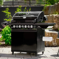 Rösle Gasgrill Magnum PRO G4-S Inkl. Abdeckhaube - Modell 2023 -GrillProfi Verkaufs-Shop Roesle Magnum PRO G4 S Lifestyle