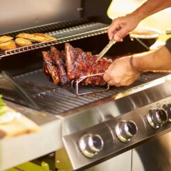 Rösle Gasgrill Videro G4 Edelstahl - Modell 2023 8 Rösle Gasgrill Videro G4 Edelstahl - Modell 2023 -GrillProfi Verkaufs-Shop Roesle Videro G4 Edelstahl Gasgrill Station Mood 1