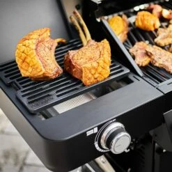 Rösle Gasgrill Videro G4-S Vario+ Nero Schwarz - Modell 2023 - X-DEAL Inkl. Abdeckhaube Und Grillplatte 31 Rösle Gasgrill Videro G4-S Vario+ Nero Schwarz - Modell 2023 - X-DEAL Inkl. Abdeckhaube Und Grillplatte -GrillProfi Verkaufs-Shop Roesle Videro G4 S Vario NERO Primezone Gussrost 4
