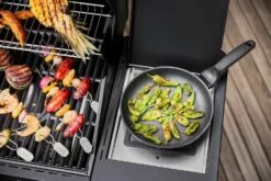 Rösle Gasgrill Videro Pro G3-S Vario+ Mattschwarz - Modell 2023 -GrillProfi Verkaufs-Shop Roesle Videro Pro Gasgrill Detail Seitenkocher 2