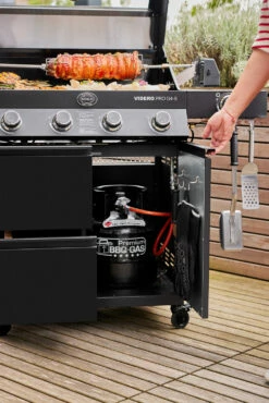 Rösle Gasgrill Videro Pro G4-S Vario+ Mattschwarz - Modell 2023 -GrillProfi Verkaufs-Shop RoesleVidero Pro G4 S Detail Gasflasche Unterschrank
