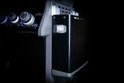 Napoleon Rogue SE 525 Gasgrill - All-black - Mit Sizzle Zone Und Heckbrenner - Grillfürst Edition Inkl. Abdeckhaube Im Karton + Gussplatte - Modell 2022 -GrillProfi Verkaufs-Shop Seitenablage abgeklappt all black 2