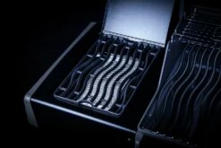 Napoleon Rogue SE 525 Gasgrill - All-black - Mit Sizzle Zone Und Heckbrenner - Grillfürst Edition - X-DEAL Inkl. Abdeckhaube, Gussplatte Und Drehspieß-Set - Modell 2022 -GrillProfi Verkaufs-Shop Sizzle Zone All Black 3