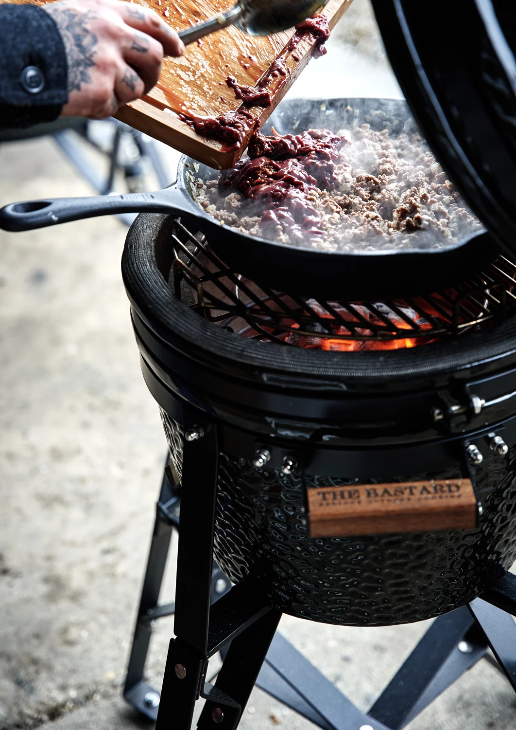 The Bastard Keramikgrill Classic Compact - Schwarz Glänzend - Modell 2023 3 The Bastard Keramikgrill Classic Compact - Schwarz Glänzend - Modell 2023