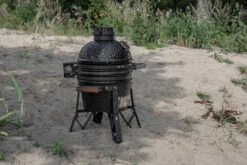 The Bastard Keramikgrill Classic Small - Schwarz Glänzend - Modell 2023 -GrillProfi Verkaufs-Shop The Bastard Classic Small Kamado Grill Strand
