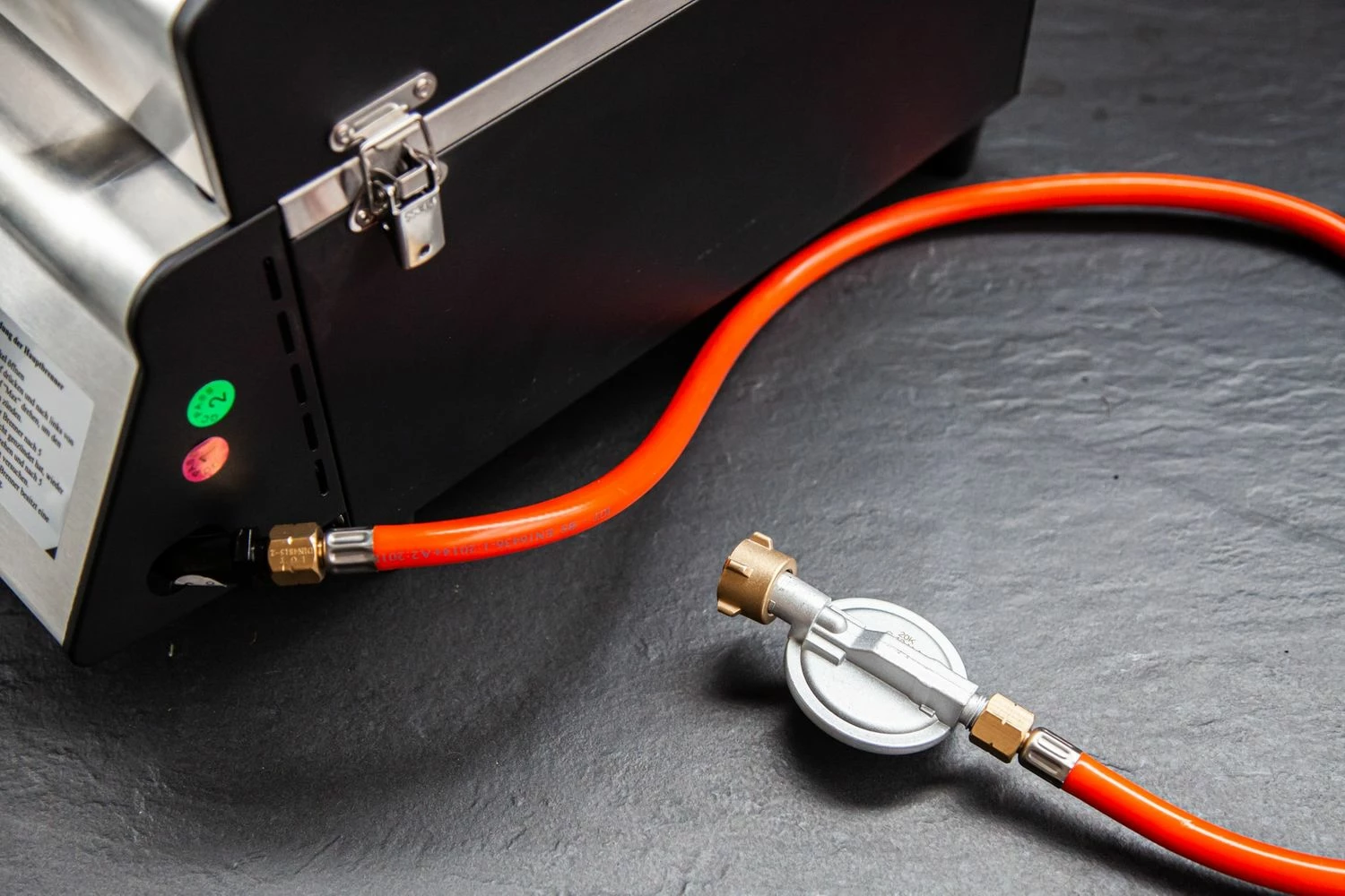 Grillfürst G201E 2-Brenner Gasgrill Portabel V2 - Campinggrill / Balkongrill 50mbar - Inkl. Untergestell 11 Grillfürst G201E 2-Brenner Gasgrill Portabel V2 - Campinggrill / Balkongrill 50mbar - Inkl. Untergestell – Bild 9