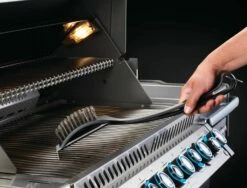 Napoleon Grillbürste Mit Edelstahlborsten Und Grillschaber -GrillProfi Verkaufs-Shop napoleon grillbuerste anwendung schaber 62052