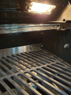 Outdoorchef Dualchef S 425 G Edelstahl Gasgrill Mit Seitenkocher + Blazing Zone Infrarotbrenner + DGS Gusseisen Grillrost 2 Stk. + DGS Gemüse Grillrost 2 Stk. -GrillProfi Verkaufs-Shop outdoorchef dualchef beleuchtung