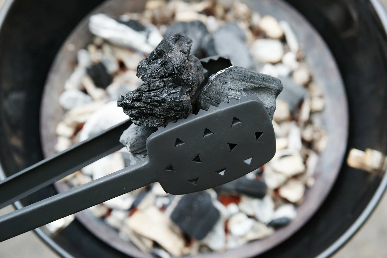 Outdoorchef Holzkohlezange 3 Outdoorchef Holzkohlezange